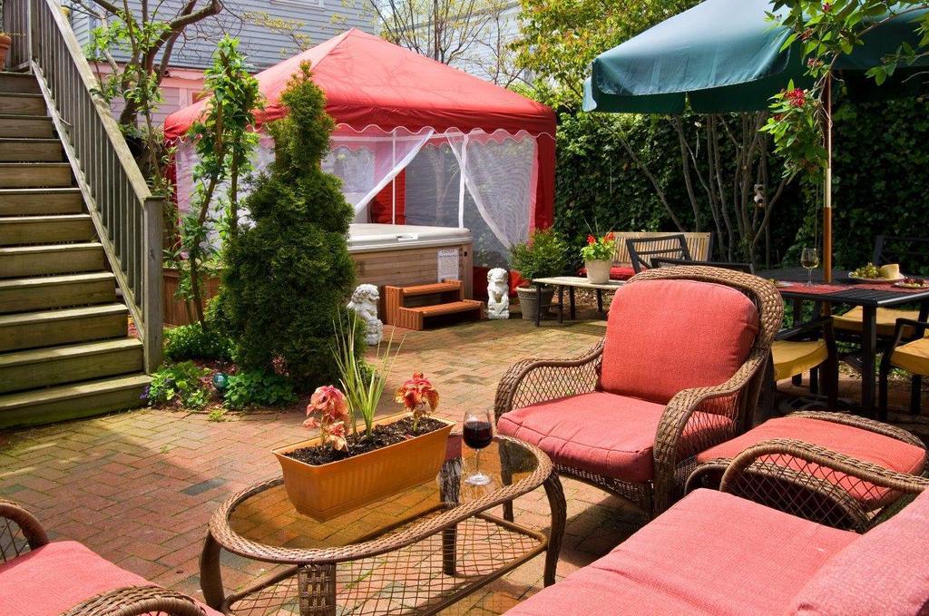 Queen Vic Guest House (Adults Only) Провинстаун Екстериор снимка