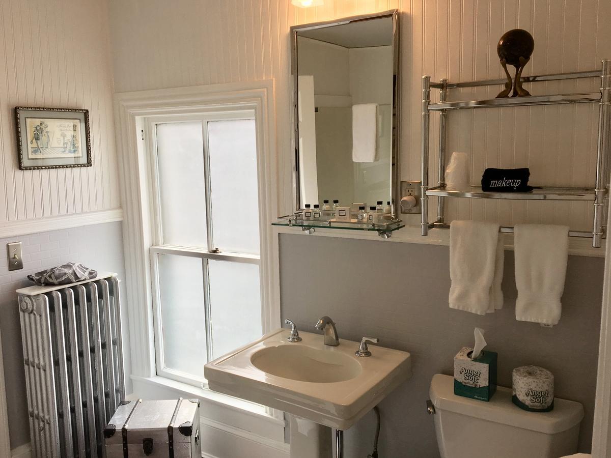 Queen Vic Guest House (Adults Only) Провинстаун Екстериор снимка
